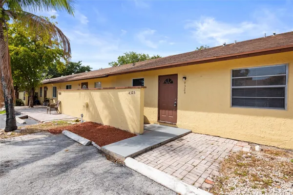 $2,300 | 4325 Northwest 5th Avenue, Deerfield Beach, FL 33064