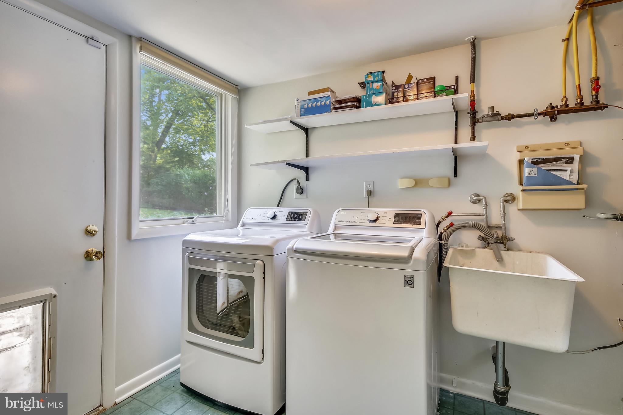 11822 Blue Spruce Road Reston, VA 20191 - Photo 13 of 46 Main level launtry