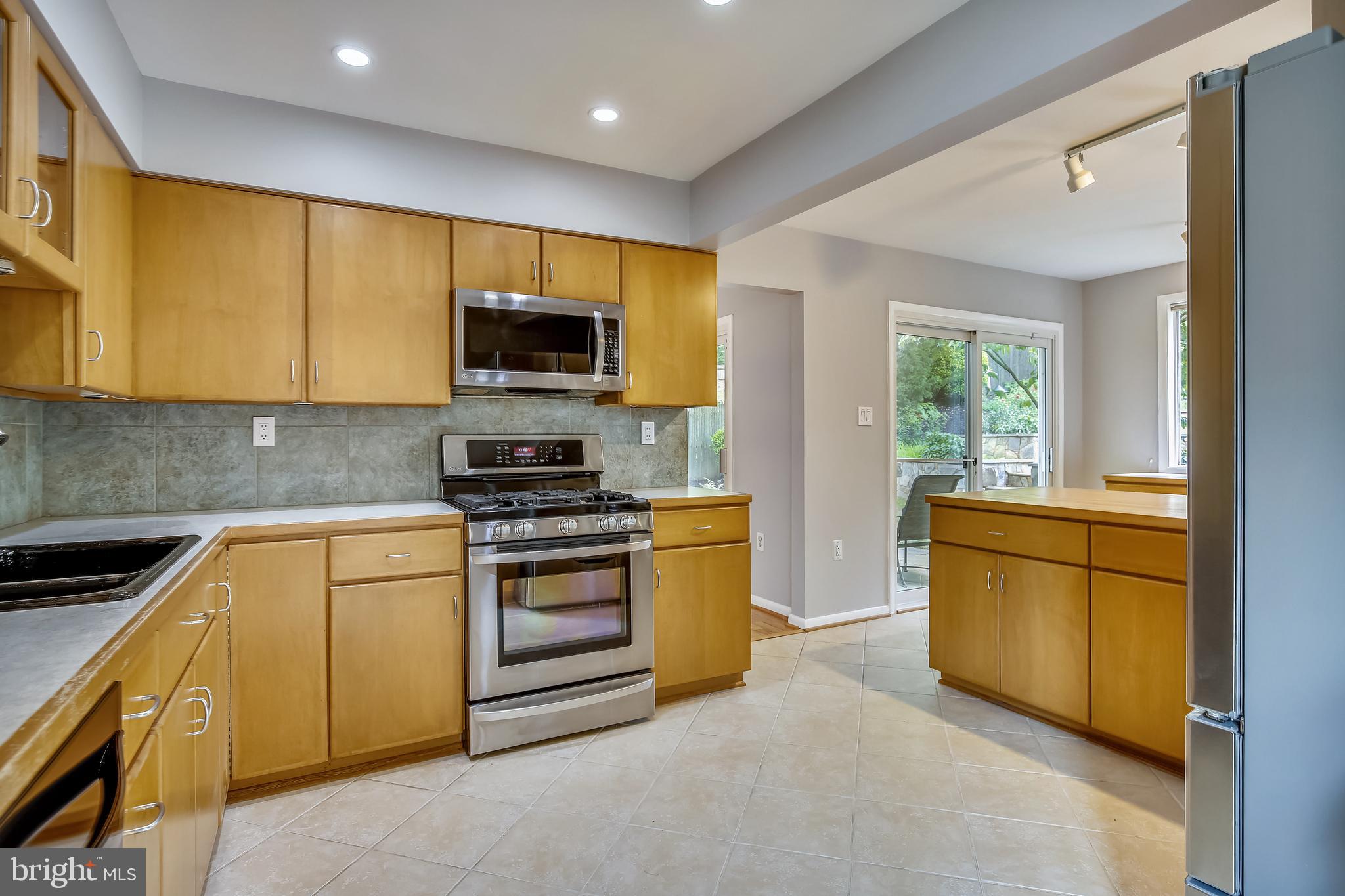 11822 Blue Spruce Road Reston, VA 20191 - Photo 5 of 46 Kitchen with lots of storage/counter space