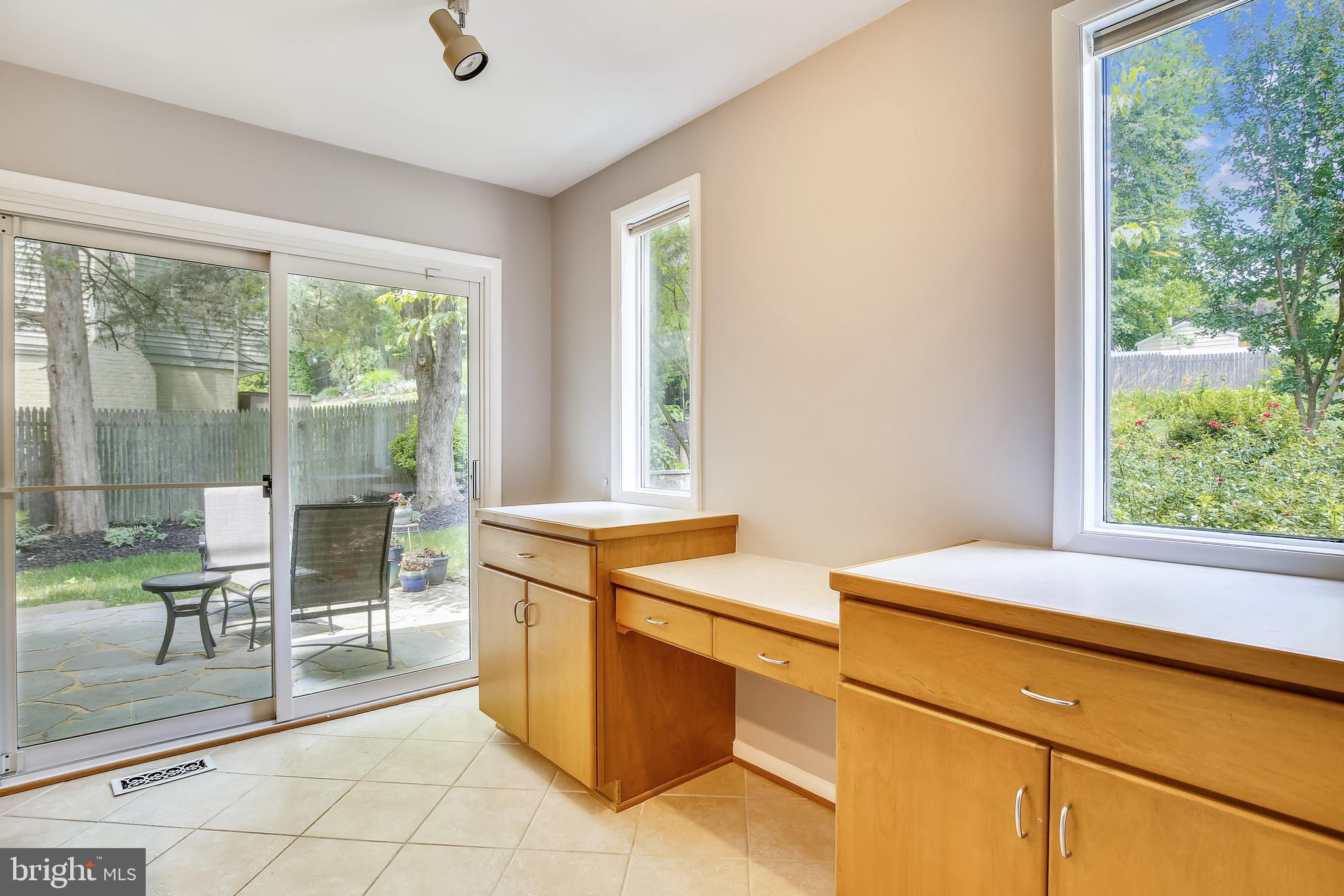 11822 Blue Spruce Road Reston, VA 20191 - Photo 8 of 46 Breakfast area