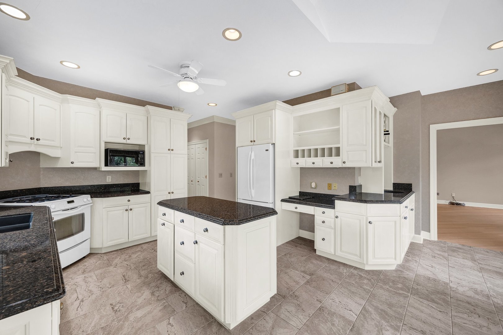 2109 Hackberry Road Bloomington, IL 61704 - Photo 12 of 64