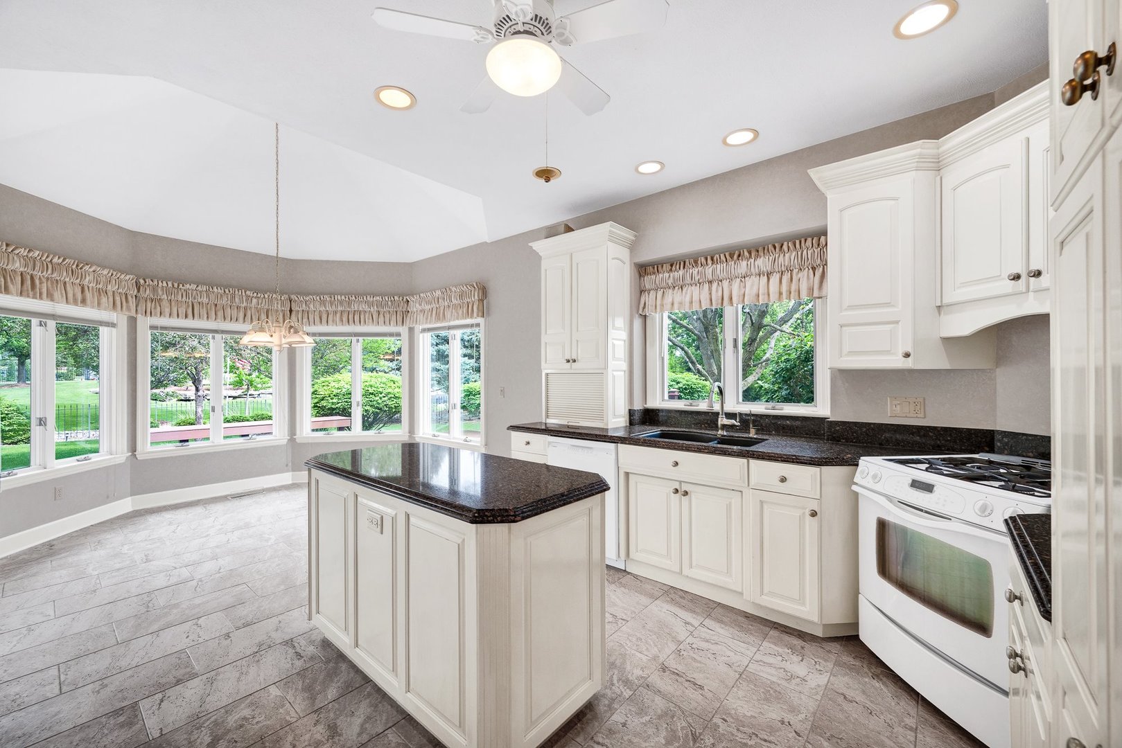 2109 Hackberry Road Bloomington, IL 61704 - Photo 15 of 64