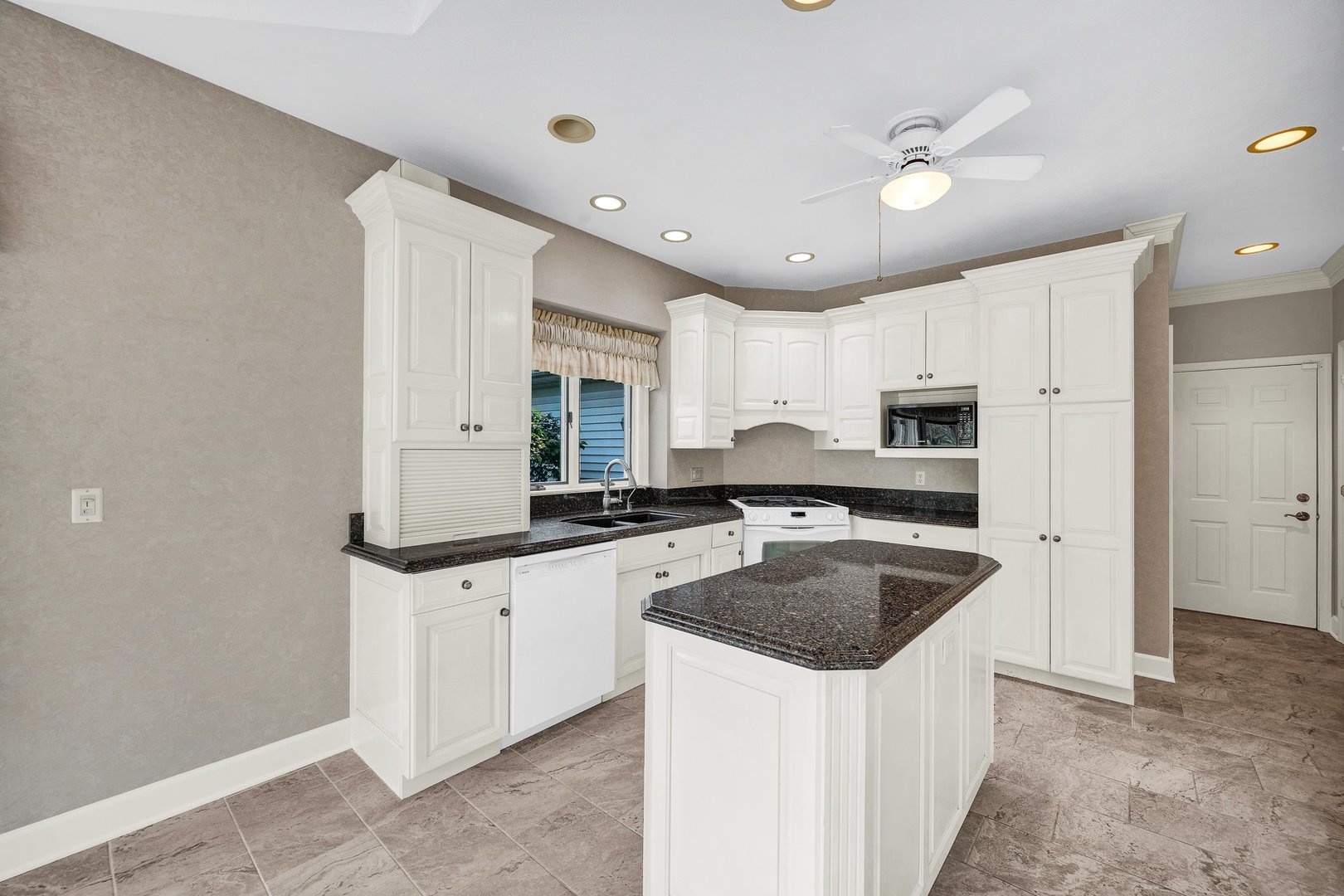 2109 Hackberry Road Bloomington, IL 61704 - Photo 18 of 64