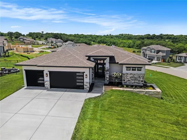 $789,900 | 2317 Southwest Morris Drive, Lee's Summit, MO 64082