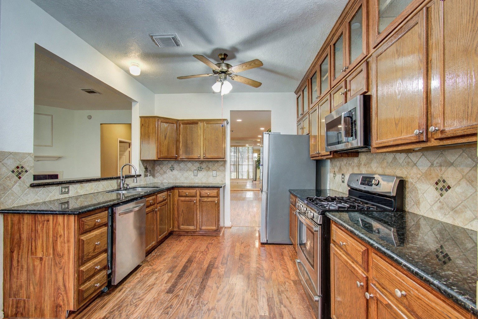 16218 Ruffian Drive Friendswood, TX 77546 - Photo 5 of 22