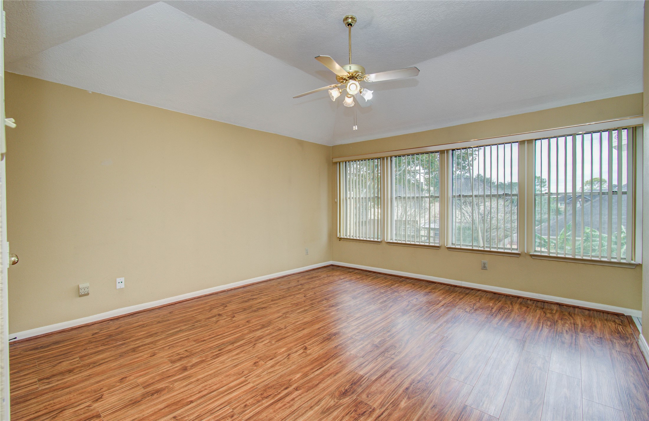 16218 Ruffian Drive Friendswood, TX 77546 - Photo 9 of 22