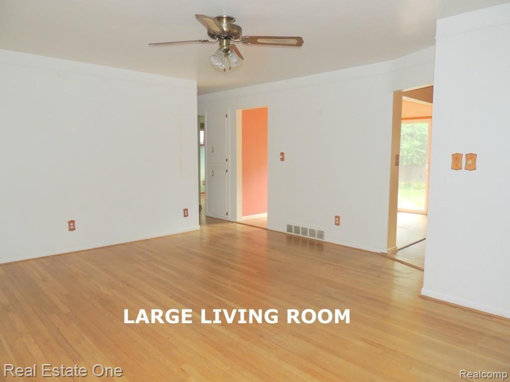 387 West Tienken Road Rochester, MI 48306 - Photo 3 of 23 DSCN3130--LARGE LIVING ROOM - Copy.jpg