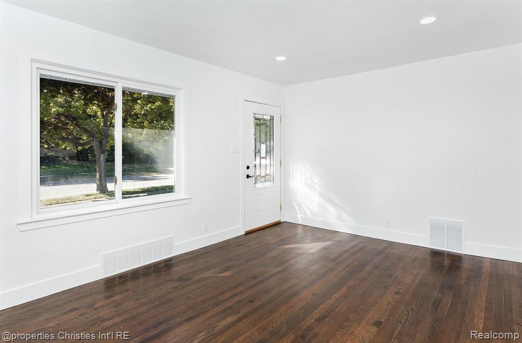 3802 Durham Road Royal Oak, MI 48073 - Photo 4 of 30