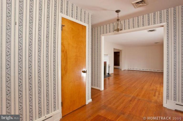 9901 Fox Hill Road Perry Hall, MD 21128 - Photo 2 of 20 Entrance / Foyer