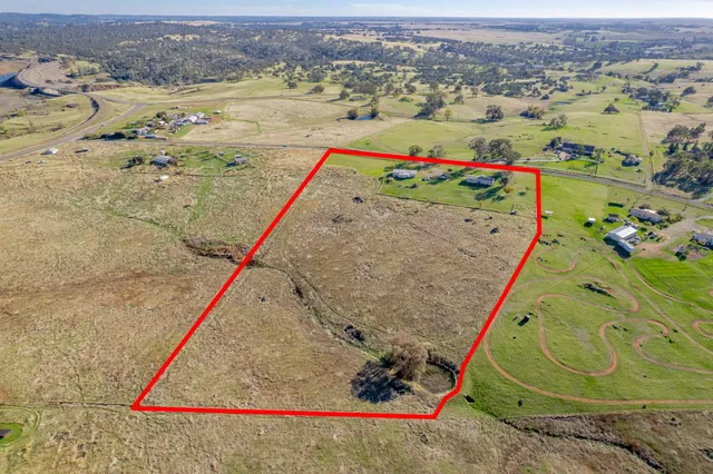 a view of a tennis court
