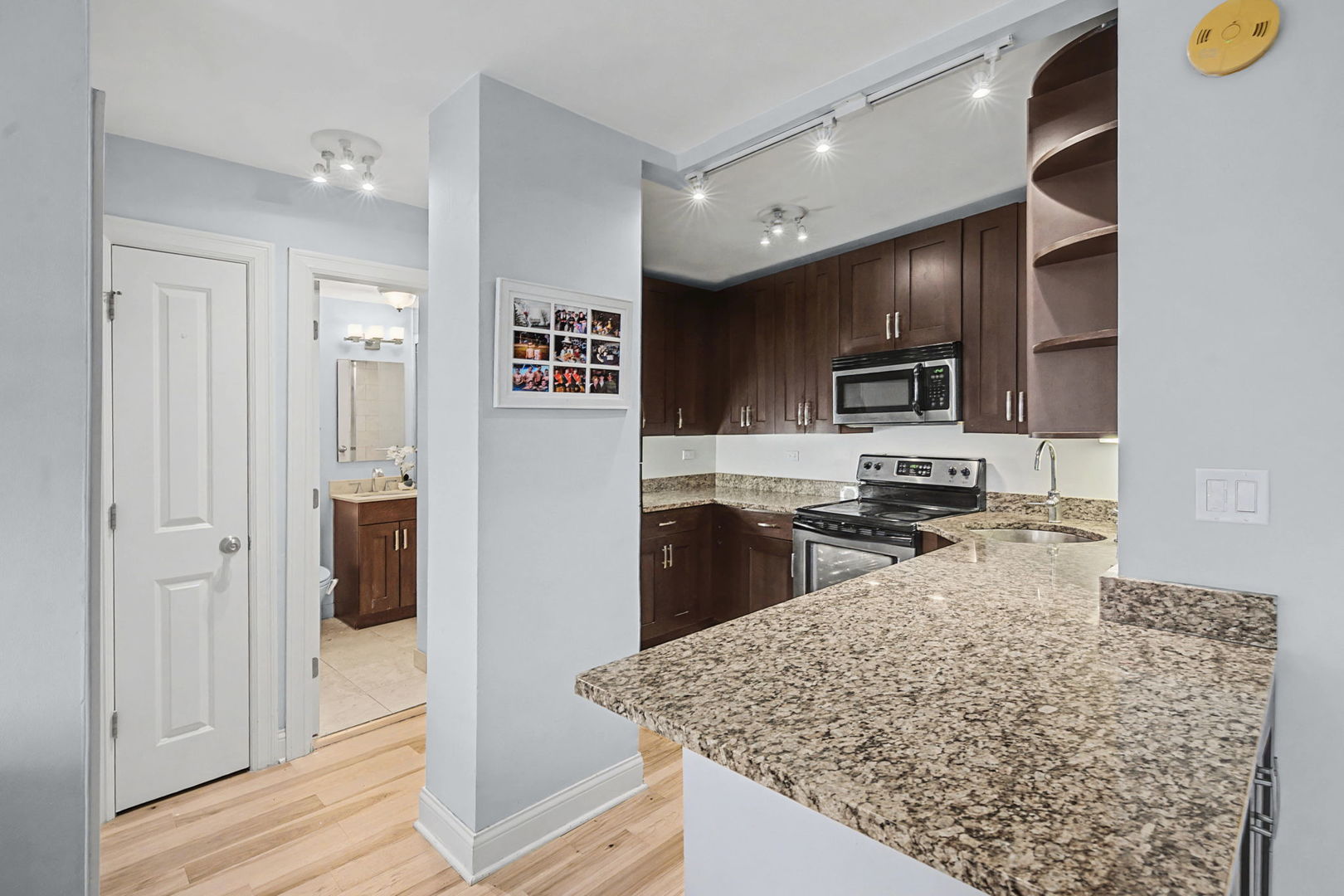 2930 North Sheridan Road, Unit 903 Chicago, IL 60657 - Photo 5 of 16