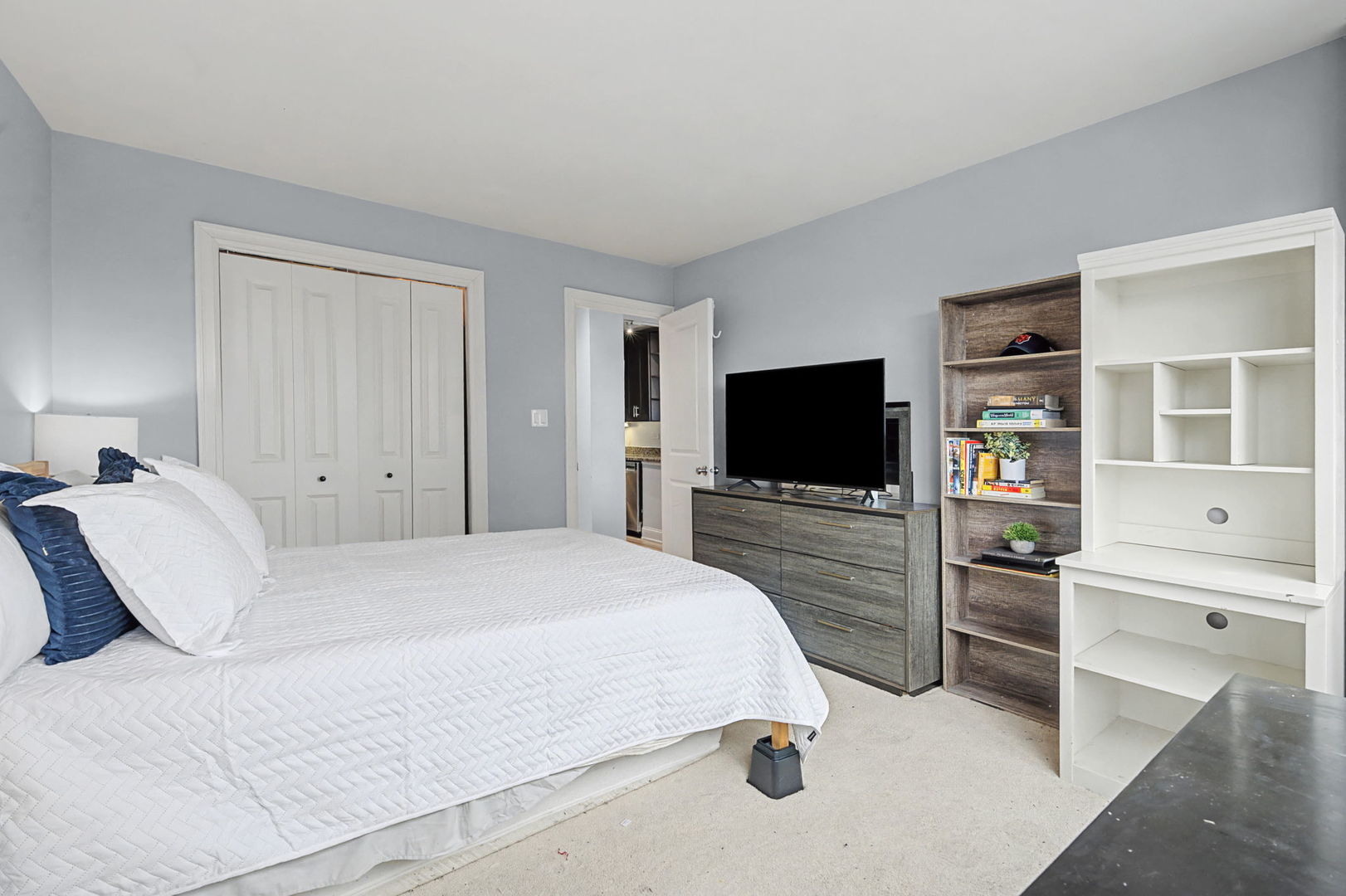 2930 North Sheridan Road, Unit 903 Chicago, IL 60657 - Photo 10 of 16