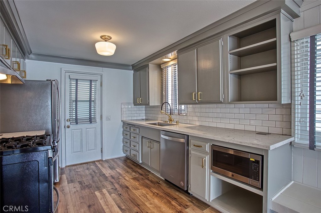 415 Edgewater Place Newport Beach, CA 92661 - Photo 4 of 16 Kitchen