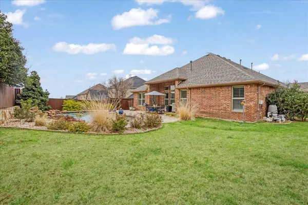 a view of a house with a backyard