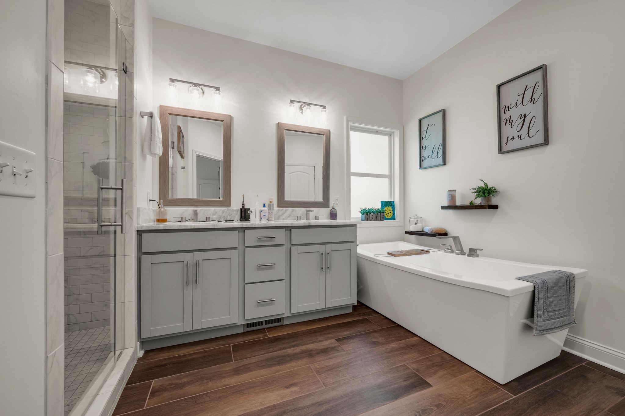 1640 Greenwood Road Charlotte, TN 37036 - Photo 22 of 37 Gorgeous soaking tub with room to stretch out