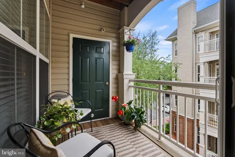 $425,000 | 5108 Donovan Drive, Unit 305, Alexandria, VA 22304