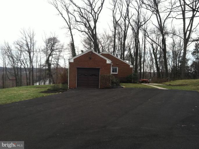 6807 Bock Road Fort Washington, MD 20744 - Photo 3 of 10 Garage 1