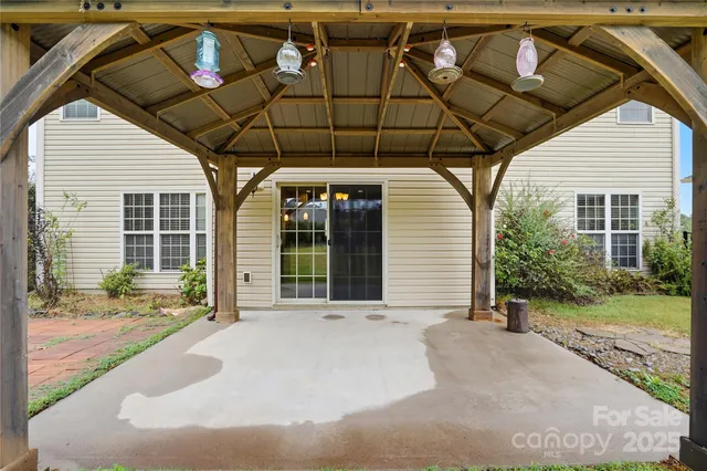 a view of a house with backyard and porch