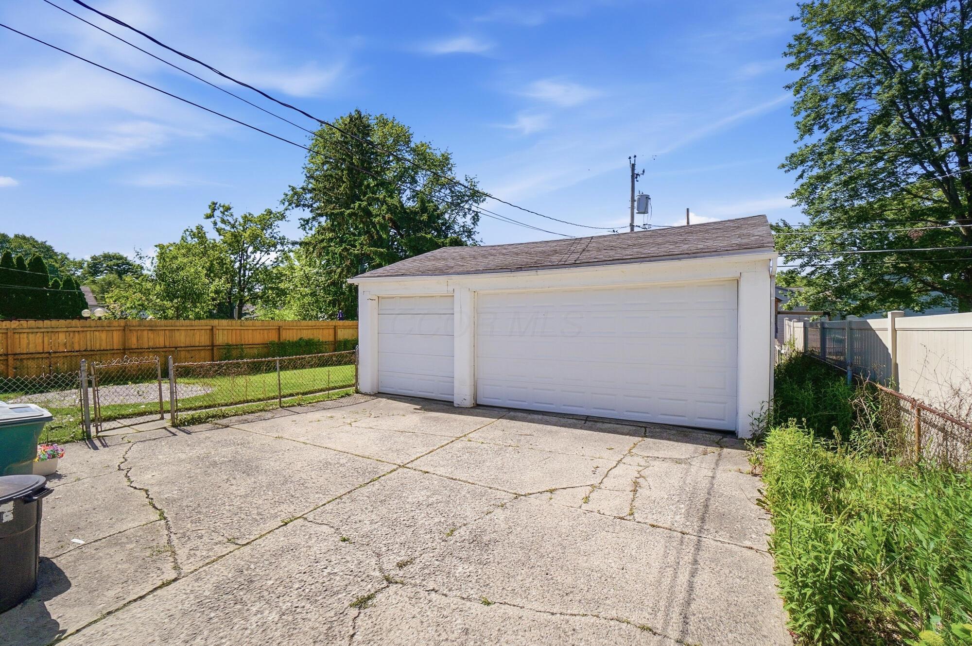 2093 Tupsfield Road Columbus, OH 43229 - Photo 31 of 34 3 Car Garage