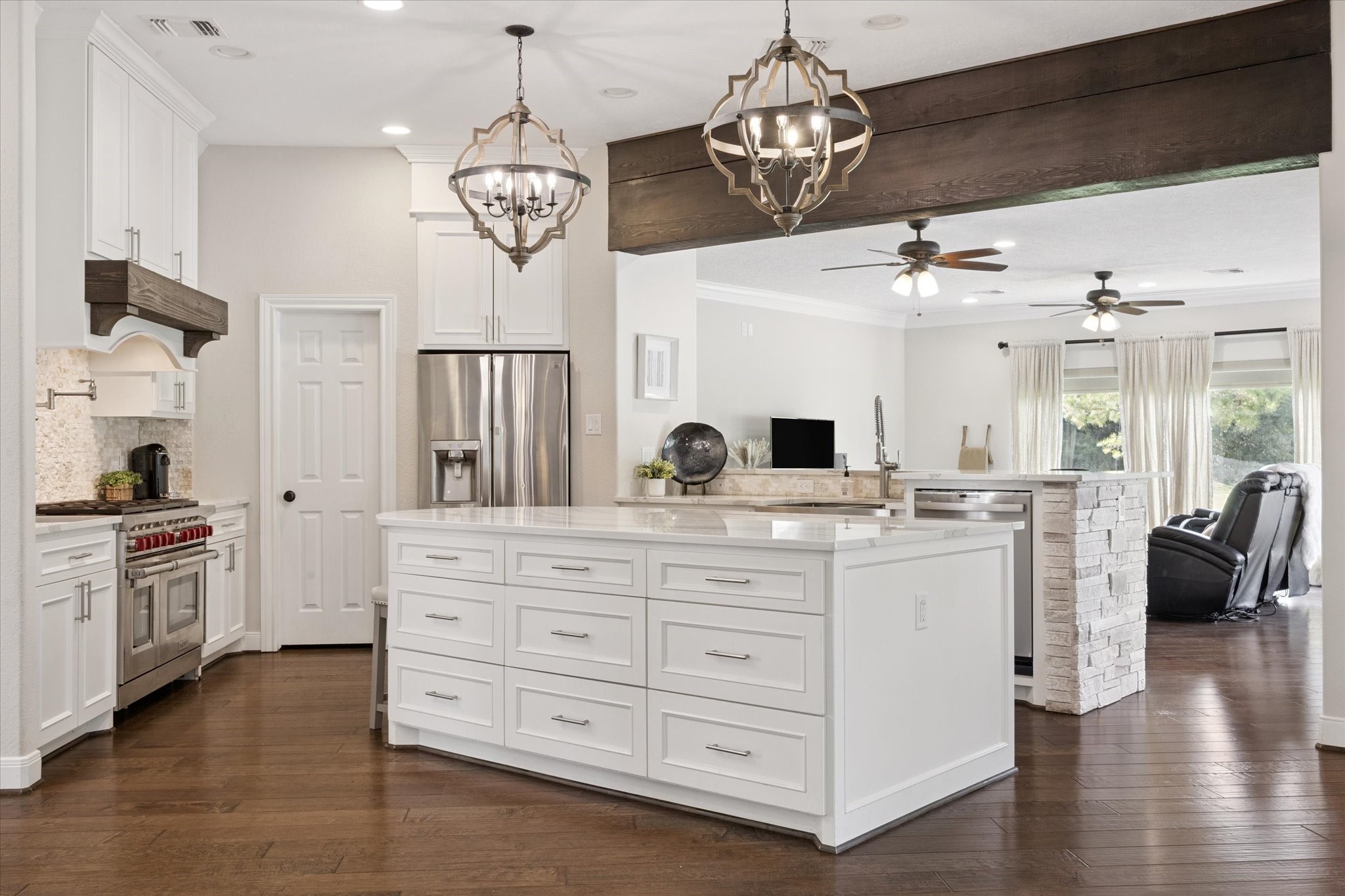 2904 Bridle Path Lane Friendswood, TX 77546 - Photo 16 of 49 Plenty of room for multiple cooks to move with ease — and the perfect setup to showcase all your delicious creations in style.