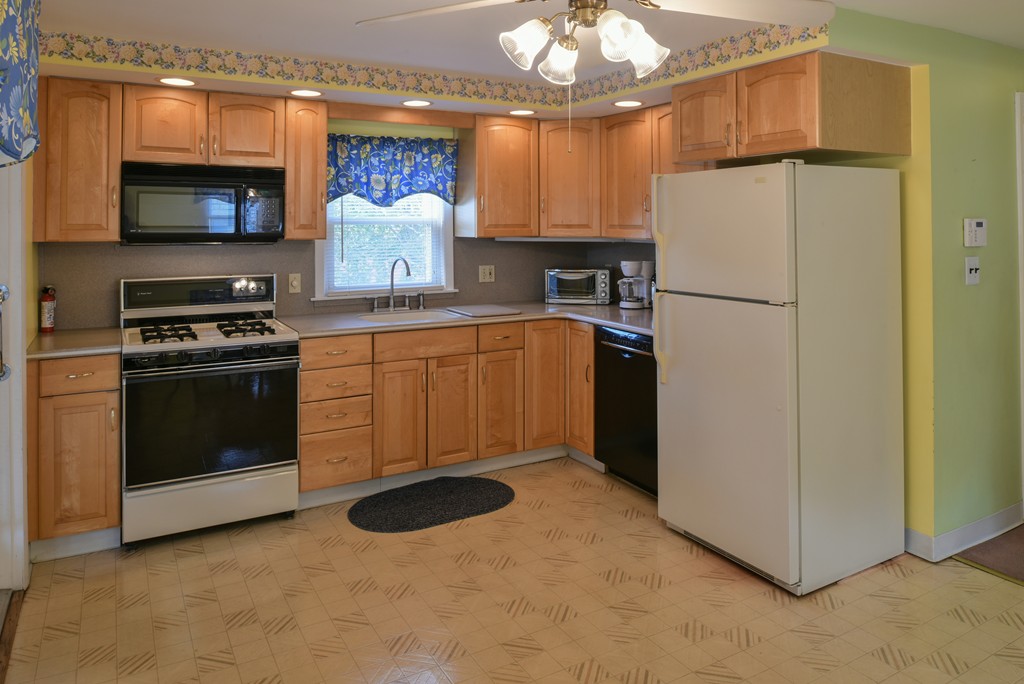 47 Westview Road Lynn, MA 01902 - Photo 9 of 25 Gallery Image 9
