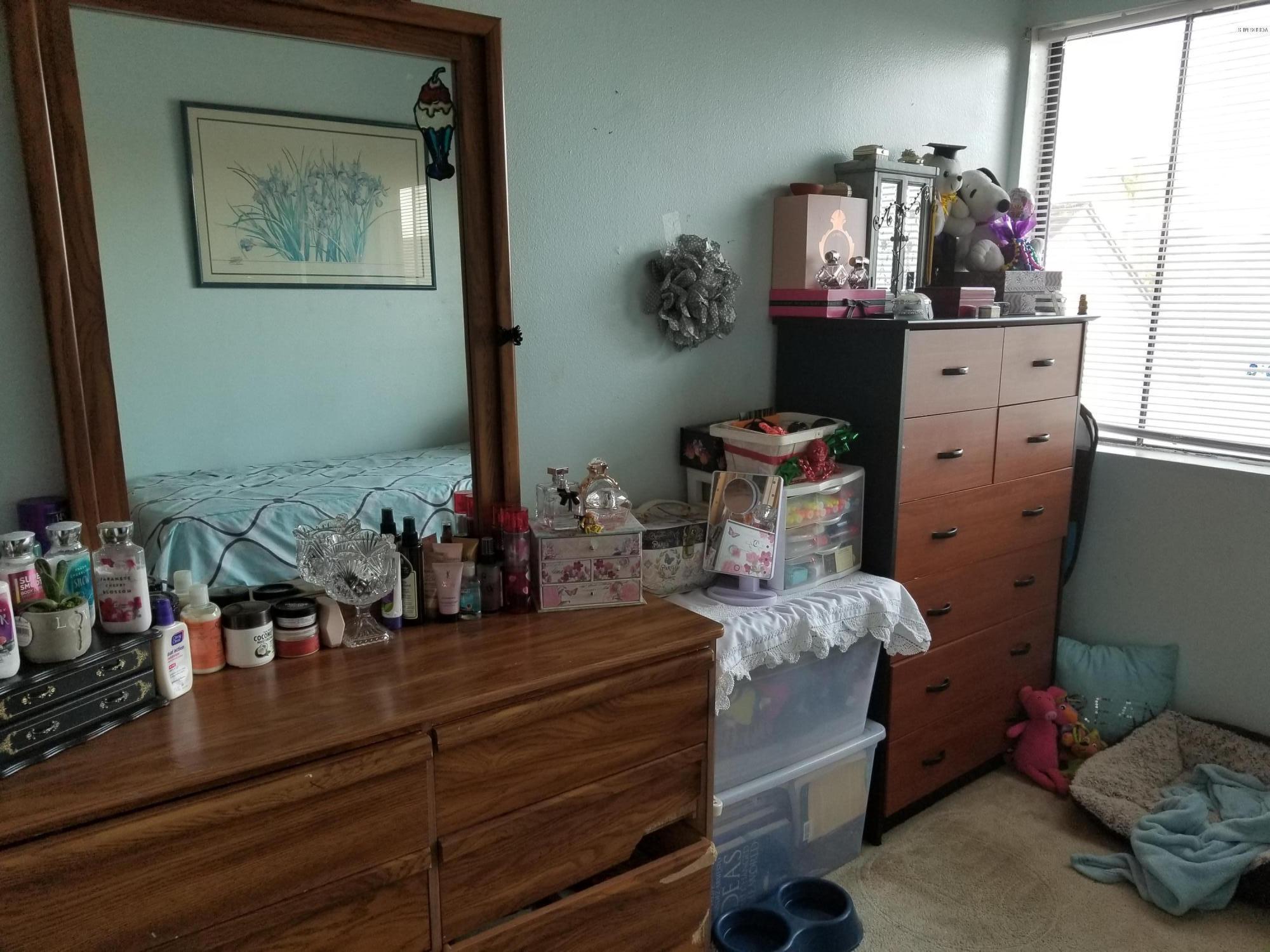 2047 East Bard Road Oxnard, CA 93033 - Photo 17 of 25 a room with mirror and window