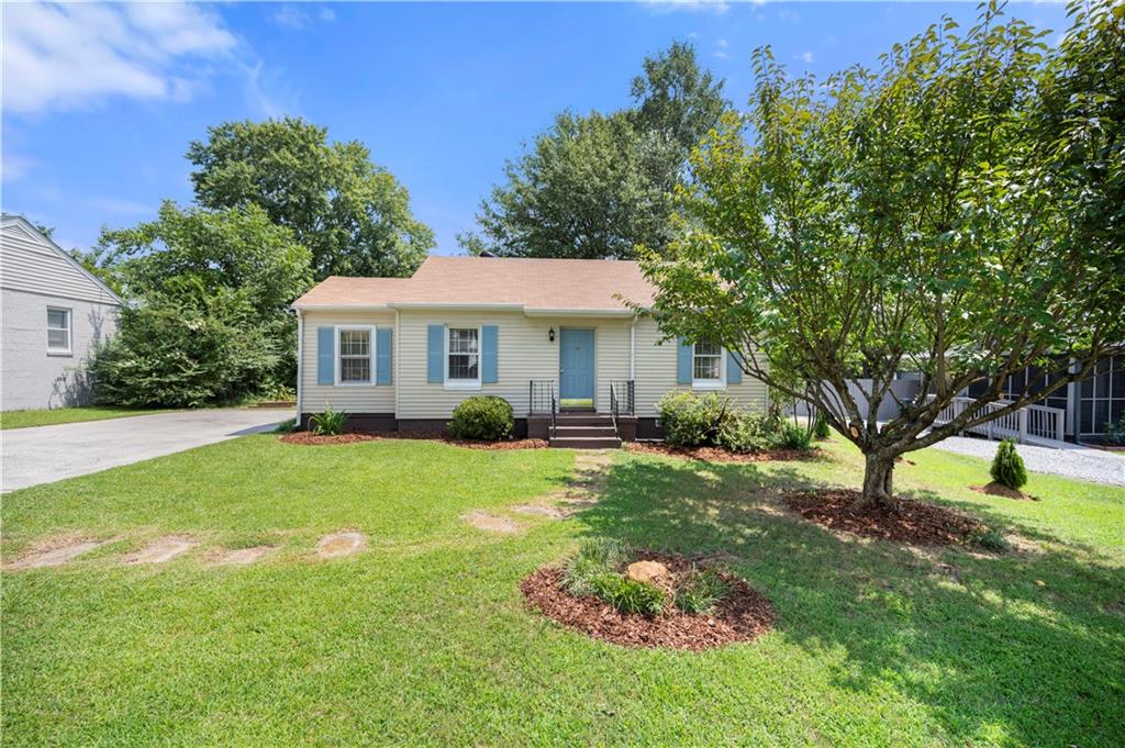 Adorable 2/1 Bungalow on a large flat lot.