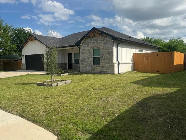 a view of a house with backyard and garden
