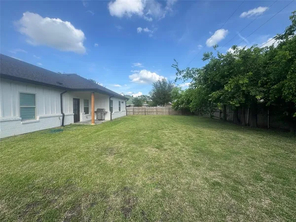 a view of a house with backyard and garden