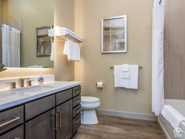 2331 Mesa Road, Unit E3 Moab, UT 84532 - Photo 27 of 71 Bathroom featuring dark wood-type flooring, vanity, and shower / bath combo