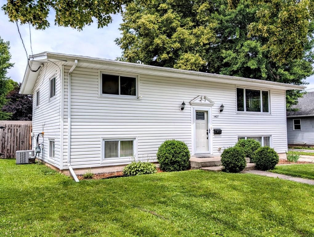 1407 South Kernan Avenue Appleton, WI 54915 - Photo 3 of 30