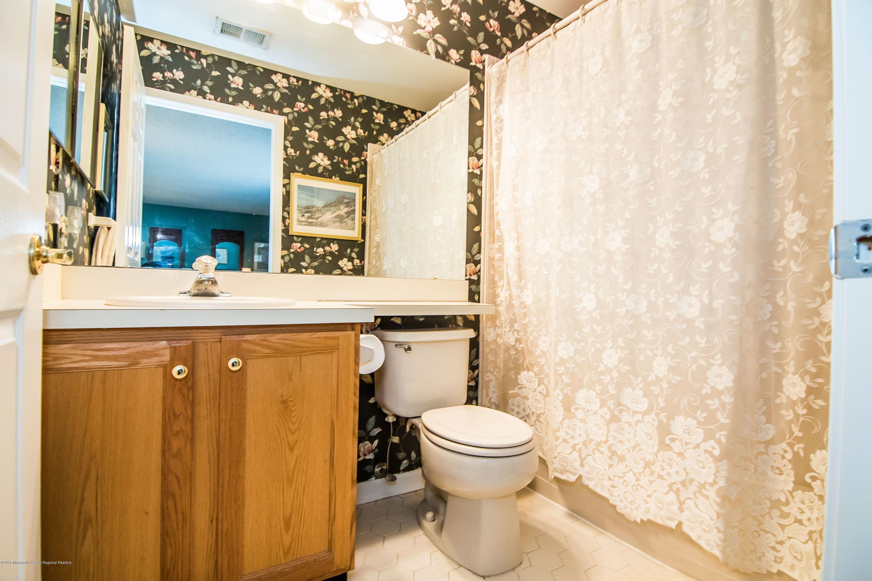 6 Riva Boulevard, Unit 290 Brick, NJ 08723 - Photo 20 of 21 up bathroom