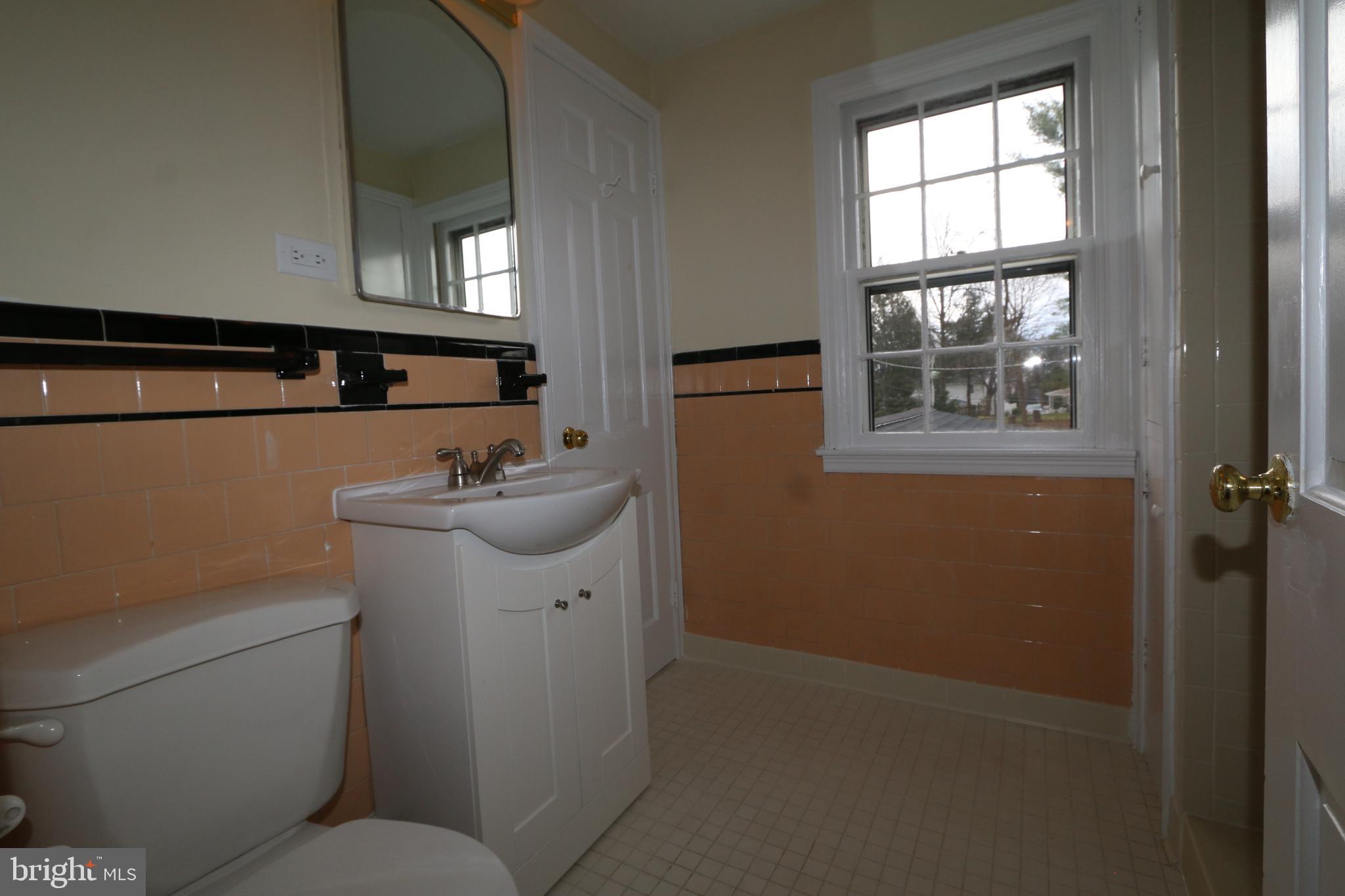 18821 Crofton Road Hagerstown, MD 21742 - Photo 17 of 32 Upstairs Bathroom