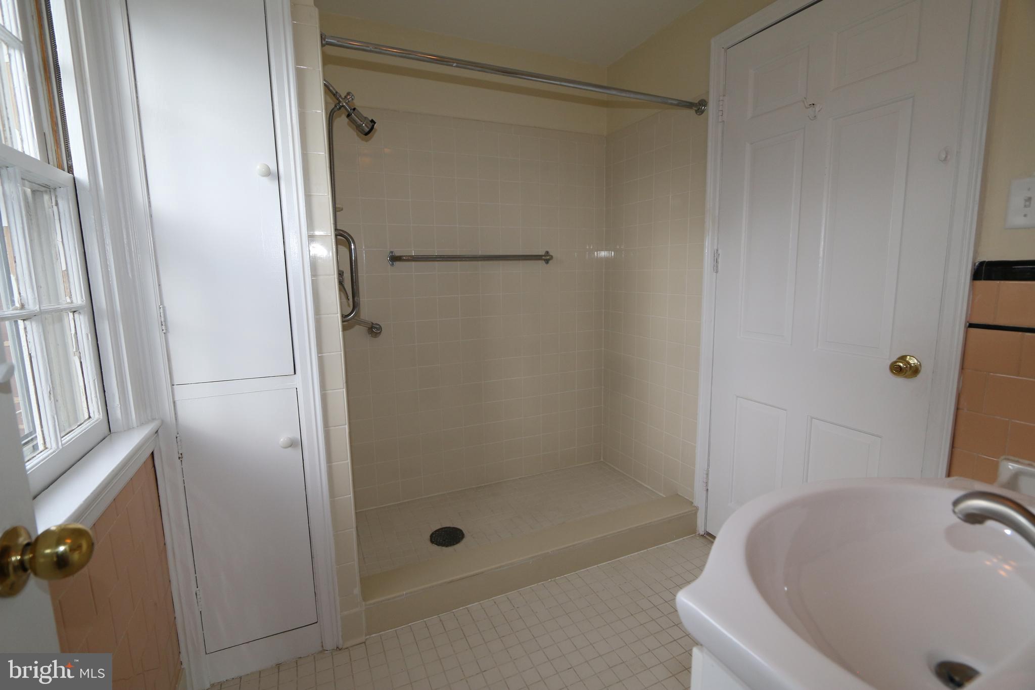 18821 Crofton Road Hagerstown, MD 21742 - Photo 20 of 32 Upstairs Bathroom