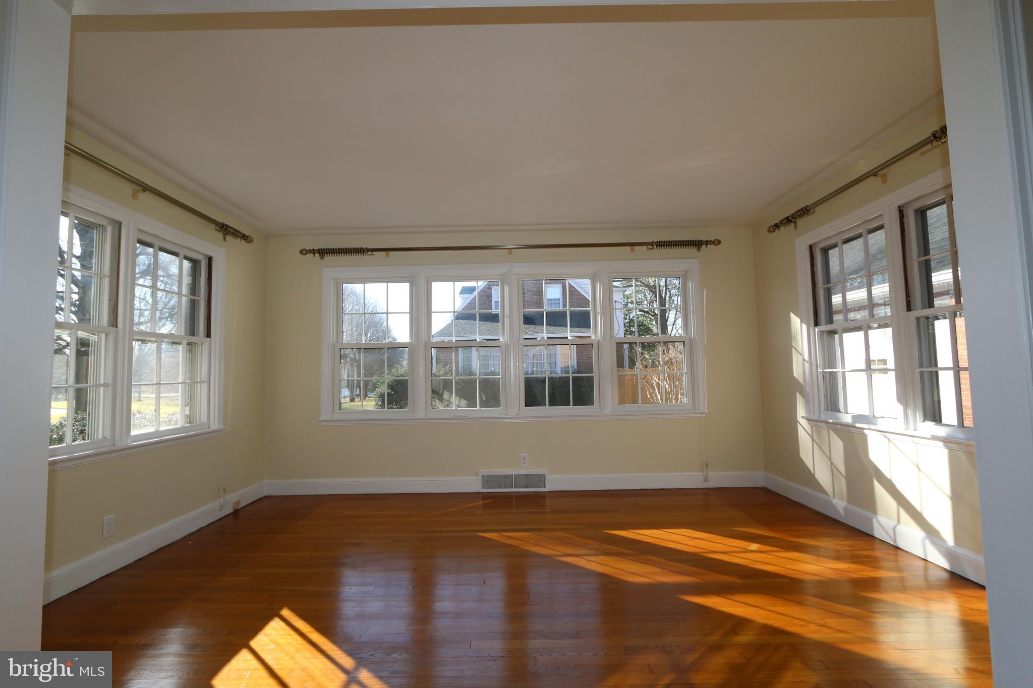 18821 Crofton Road Hagerstown, MD 21742 - Photo 5 of 32 Sun Room / Den