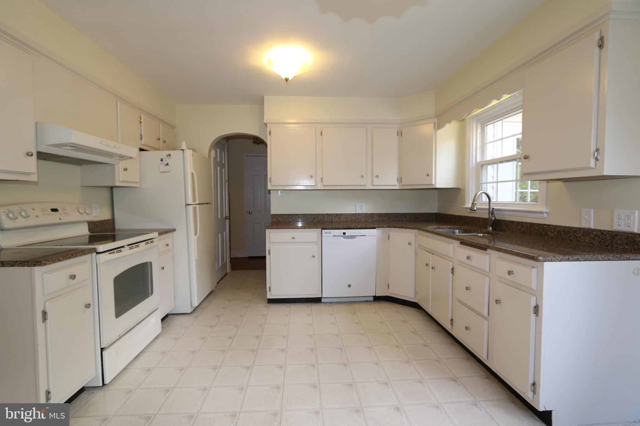 18821 Crofton Road Hagerstown, MD 21742 - Photo 8 of 32 Granite Kitchen