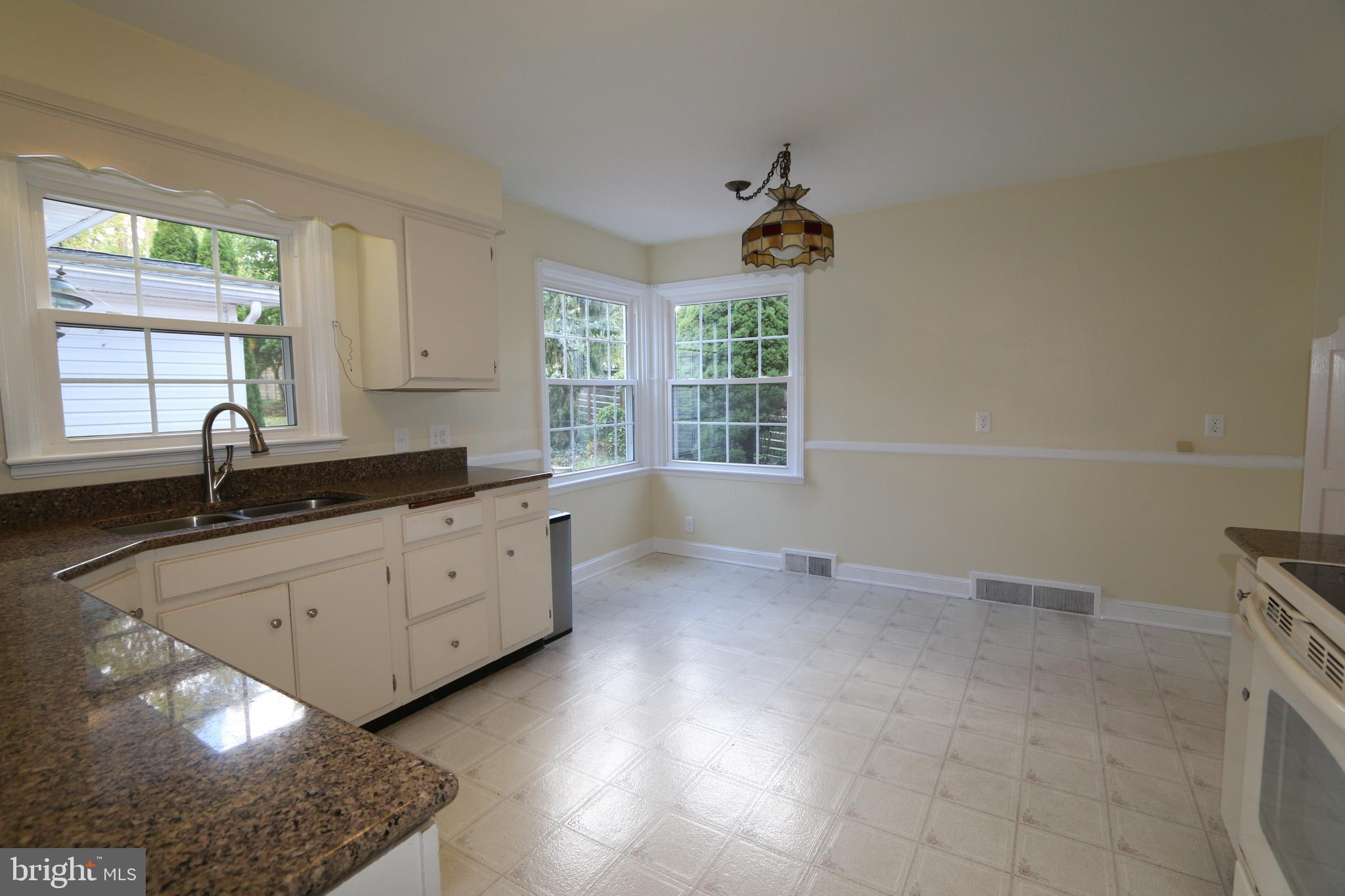 18821 Crofton Road Hagerstown, MD 21742 - Photo 9 of 32 Ear-In Kitchen with Breakfast Nook