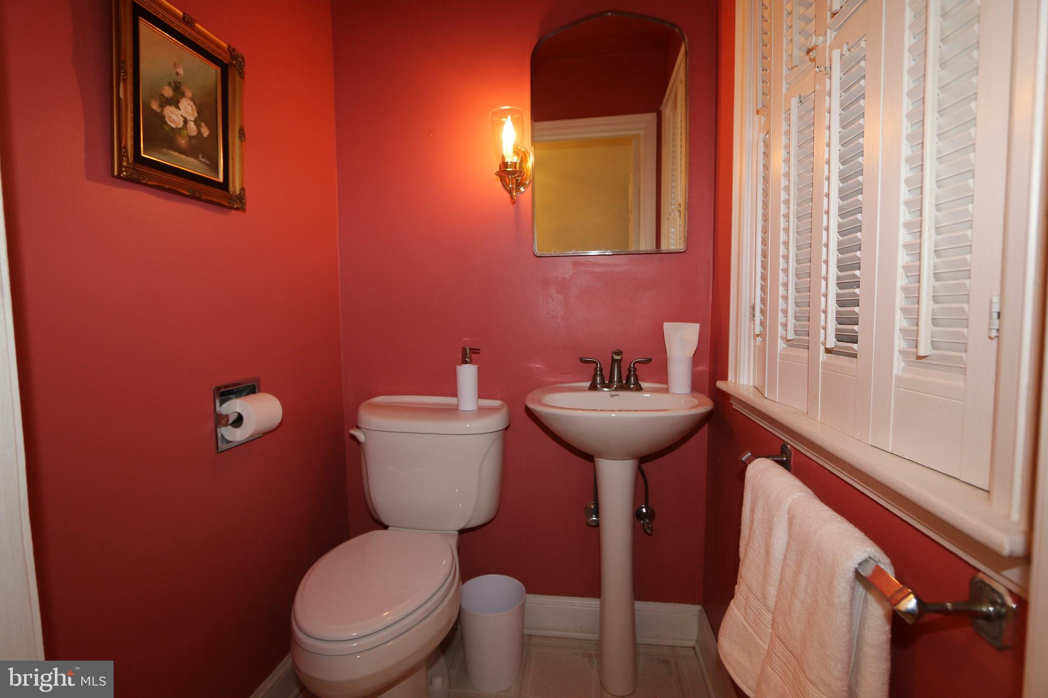 18821 Crofton Road Hagerstown, MD 21742 - Photo 10 of 32 Main Level Half Bath