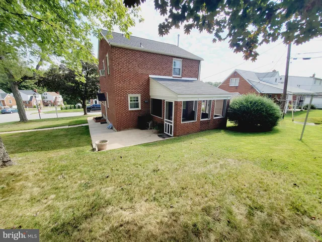 a view of an house with backyard and garage