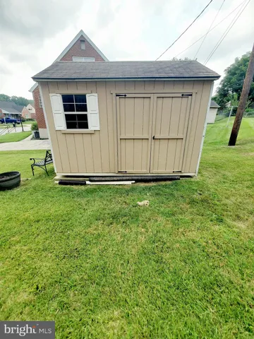 a view of a house with backyard and tree
