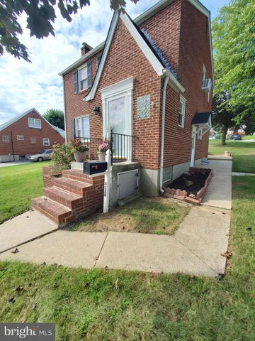 a view of a house with backyard and garden