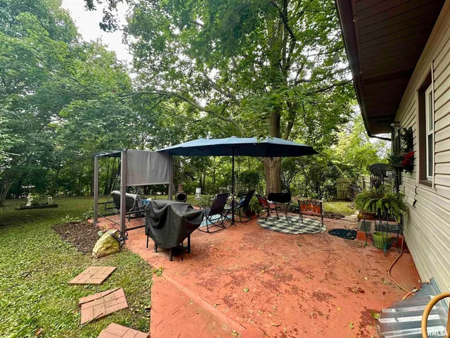 a view of backyard with sitting area and garden