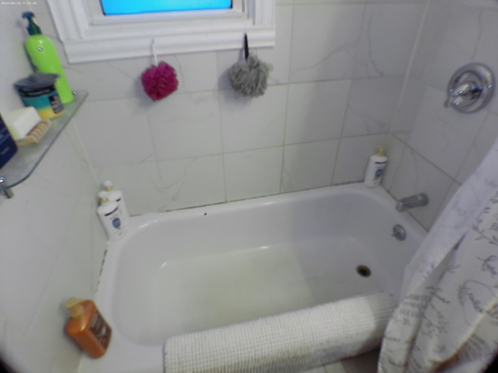 88 Old Farm Road Springfield, MA 01119 - Photo 14 of 16 a bathroom with a bathtub