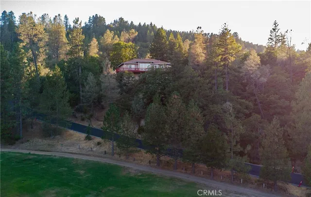 a view of a back yard