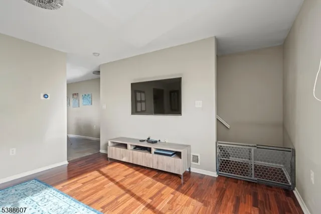 $2,400 | 404 Chestnut Street, Unit 39, Newark, NJ 07105