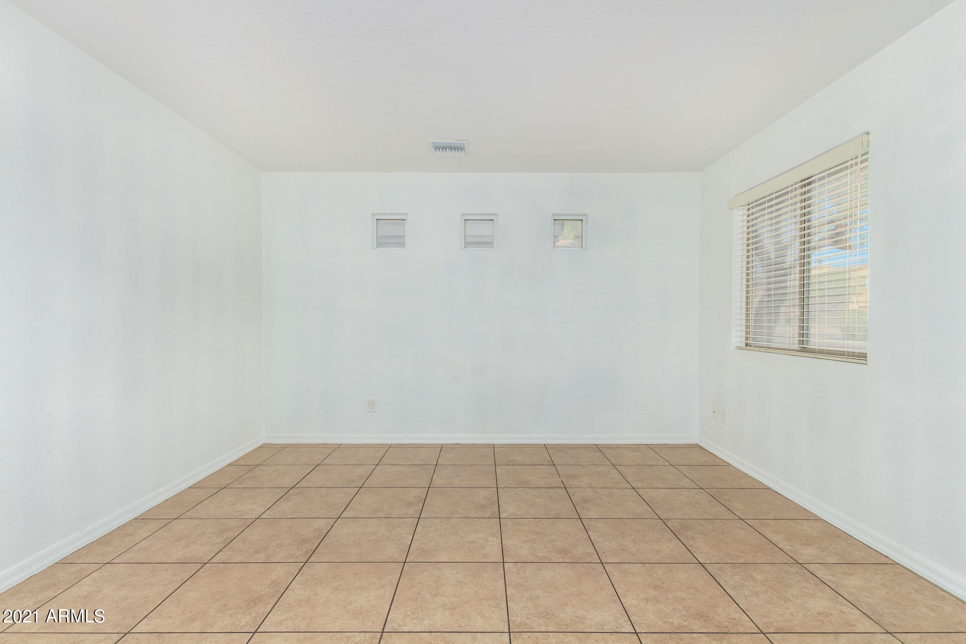 3716 West Fremont Rd. Phoenix, AZ 85041 - Photo 14 of 32 06-Living room Fremont