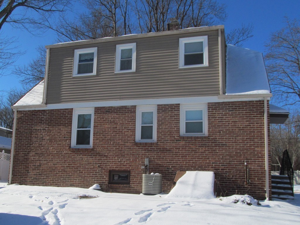 85 Thornfell Street Springfield, MA 01104 - Photo 3 of 28 Gallery Image 3