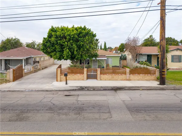 a house view with a outdoor space