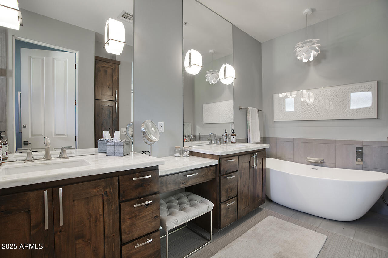 5010 North 34th Street, Unit 3 Phoenix, AZ 85018 - Photo 16 of 28 Primary bathroom Tub.