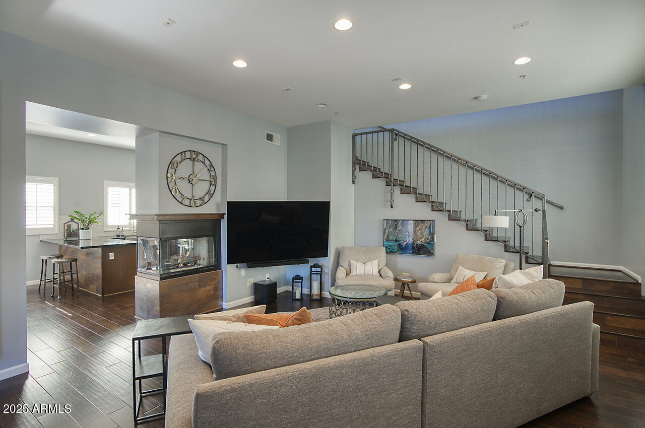 5010 North 34th Street, Unit 3 Phoenix, AZ 85018 - Photo 4 of 28 FFamily room opens to kitche.